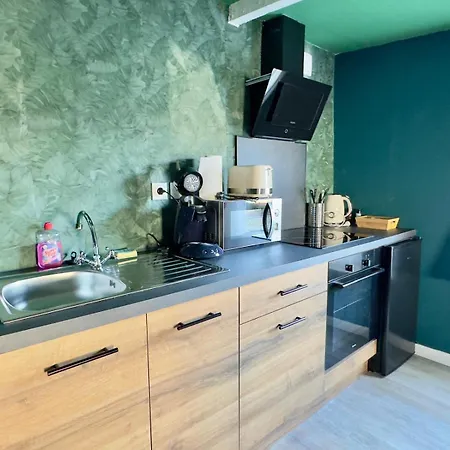 Tropical-netflix-parking Apartment