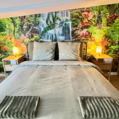 Tropical-netflix-parking Apartment
